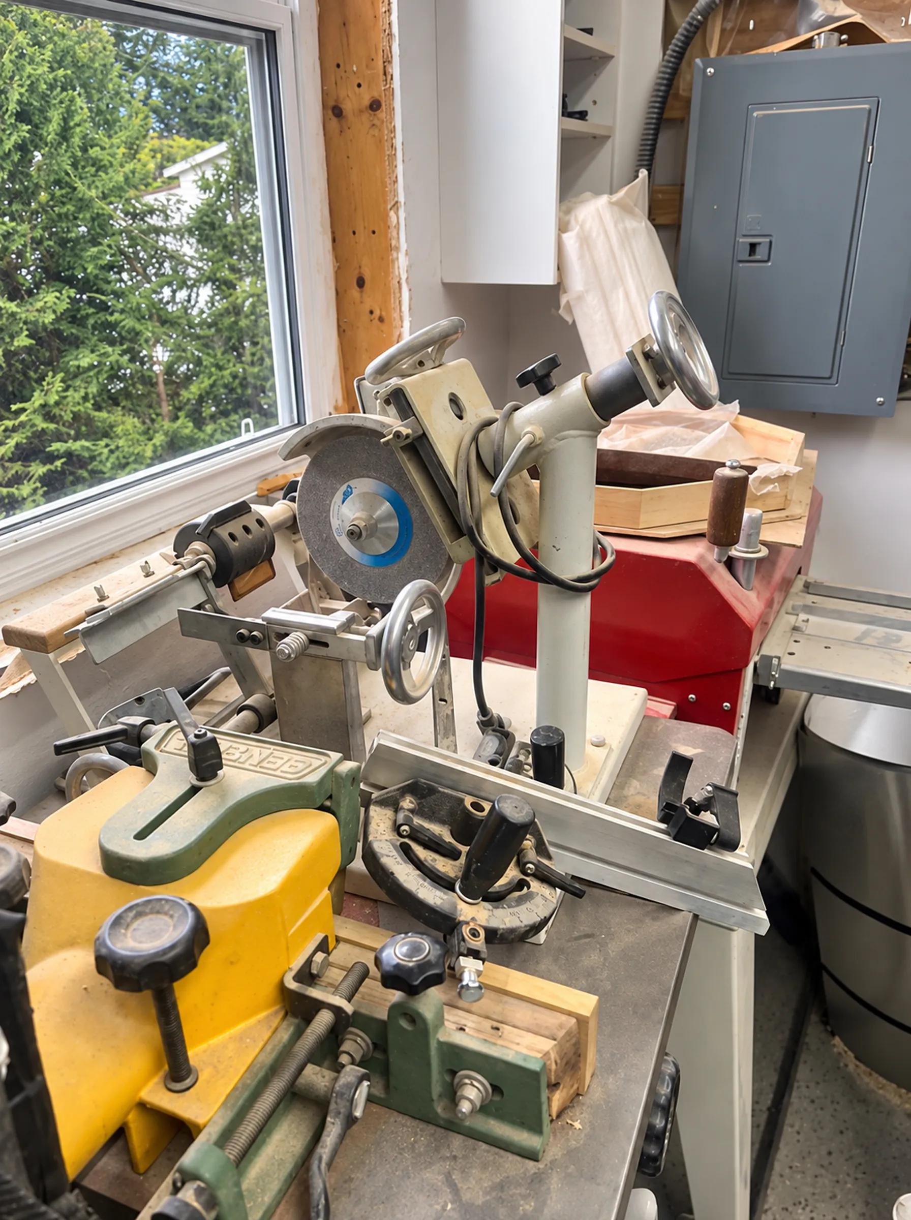 Poste d'affûtage et tour à bois dans l'atelier de Sylvain à Sainte-Julie