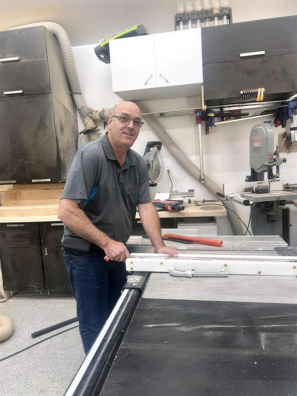 Sylvain Ouimet, entrepreneur général, au travail dans son atelier à Sainte-Julie